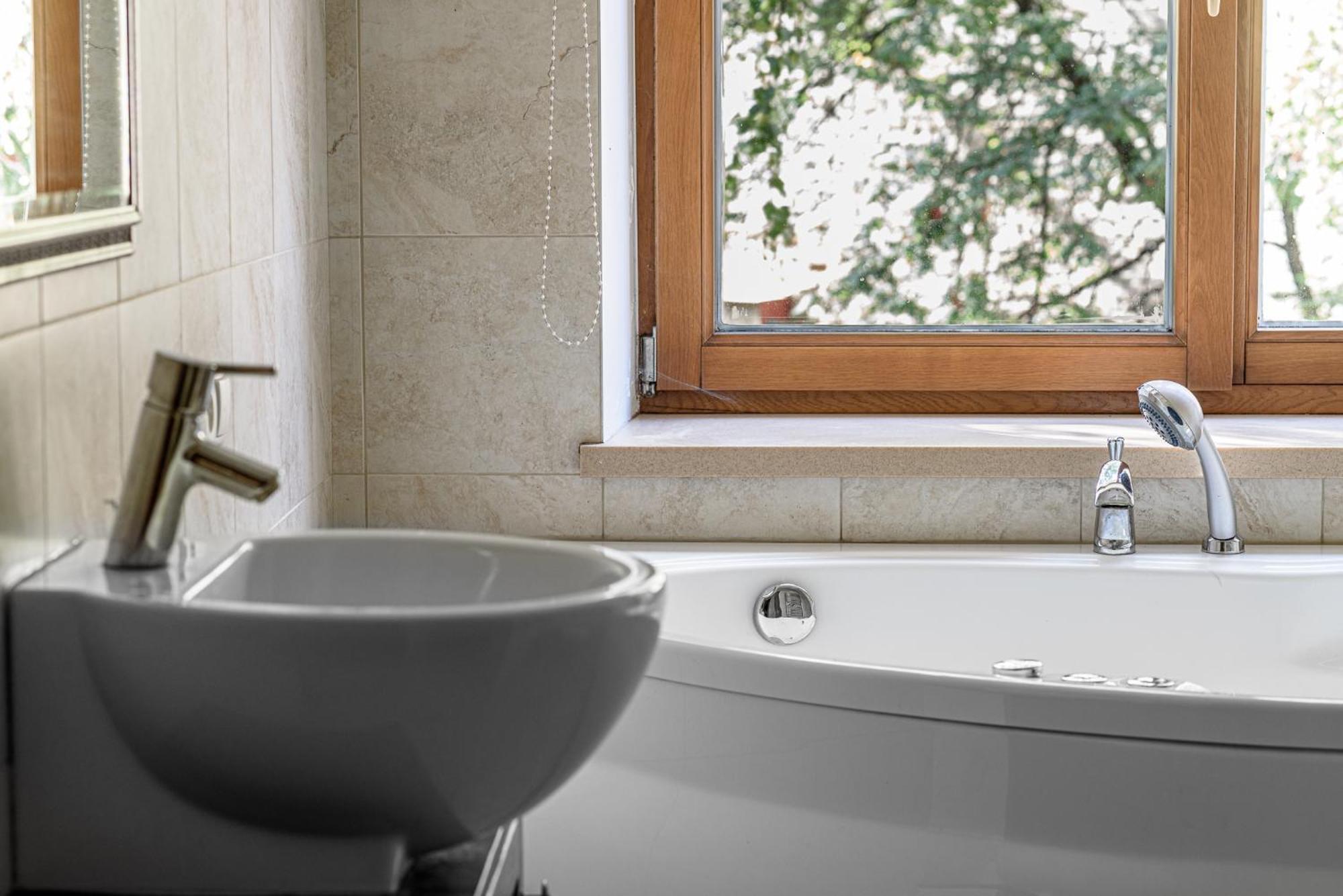 Jacuzzi Apartments X Free Parking X Self Check-In 24X7 By H&H VNO Exterior foto